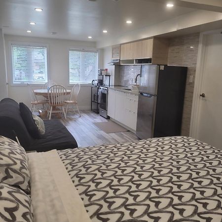 Modern Studio With Kitchenette And Bath Guelph Zewnętrze zdjęcie
