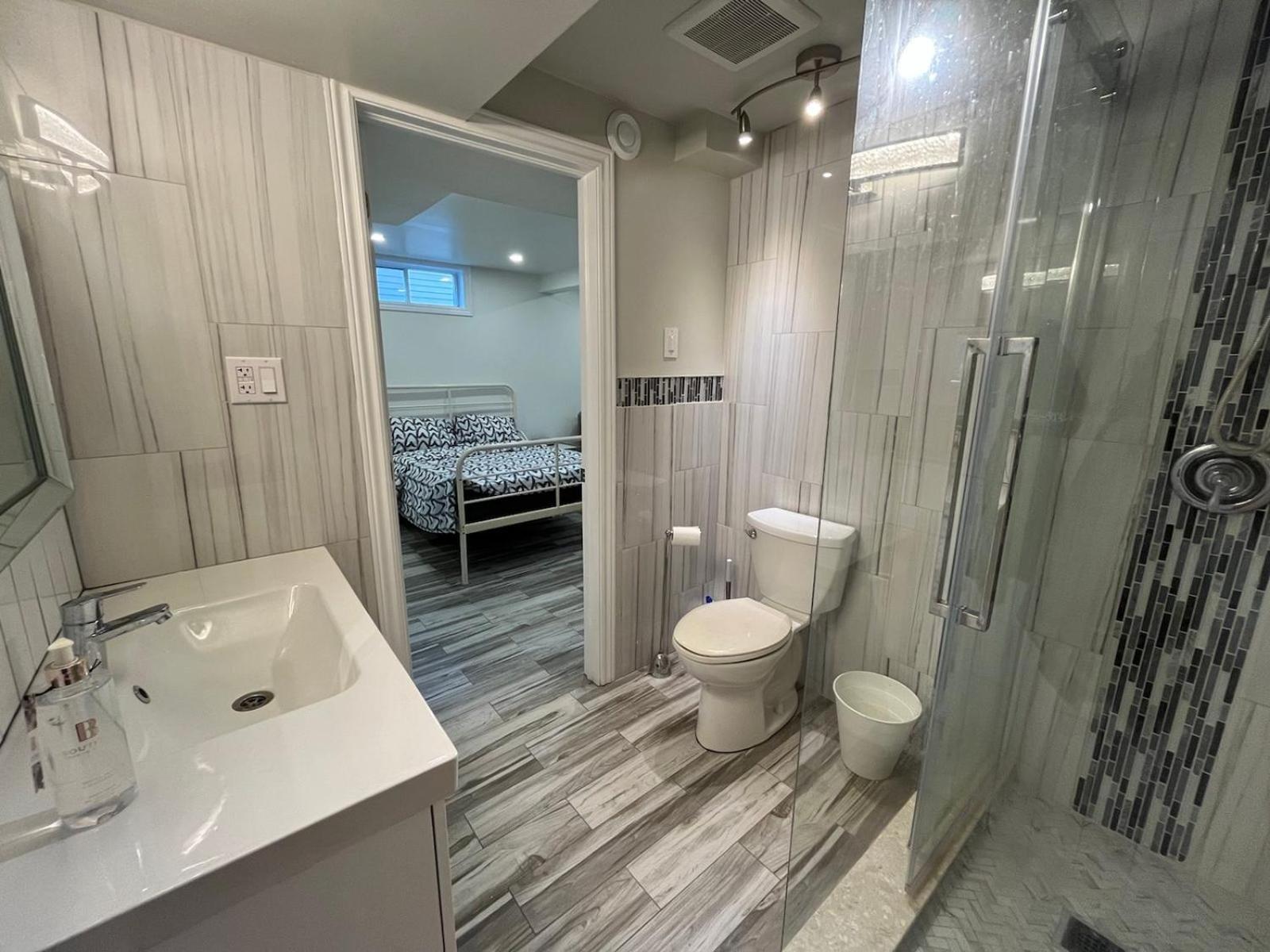 Modern Studio With Kitchenette And Bath Guelph Zewnętrze zdjęcie