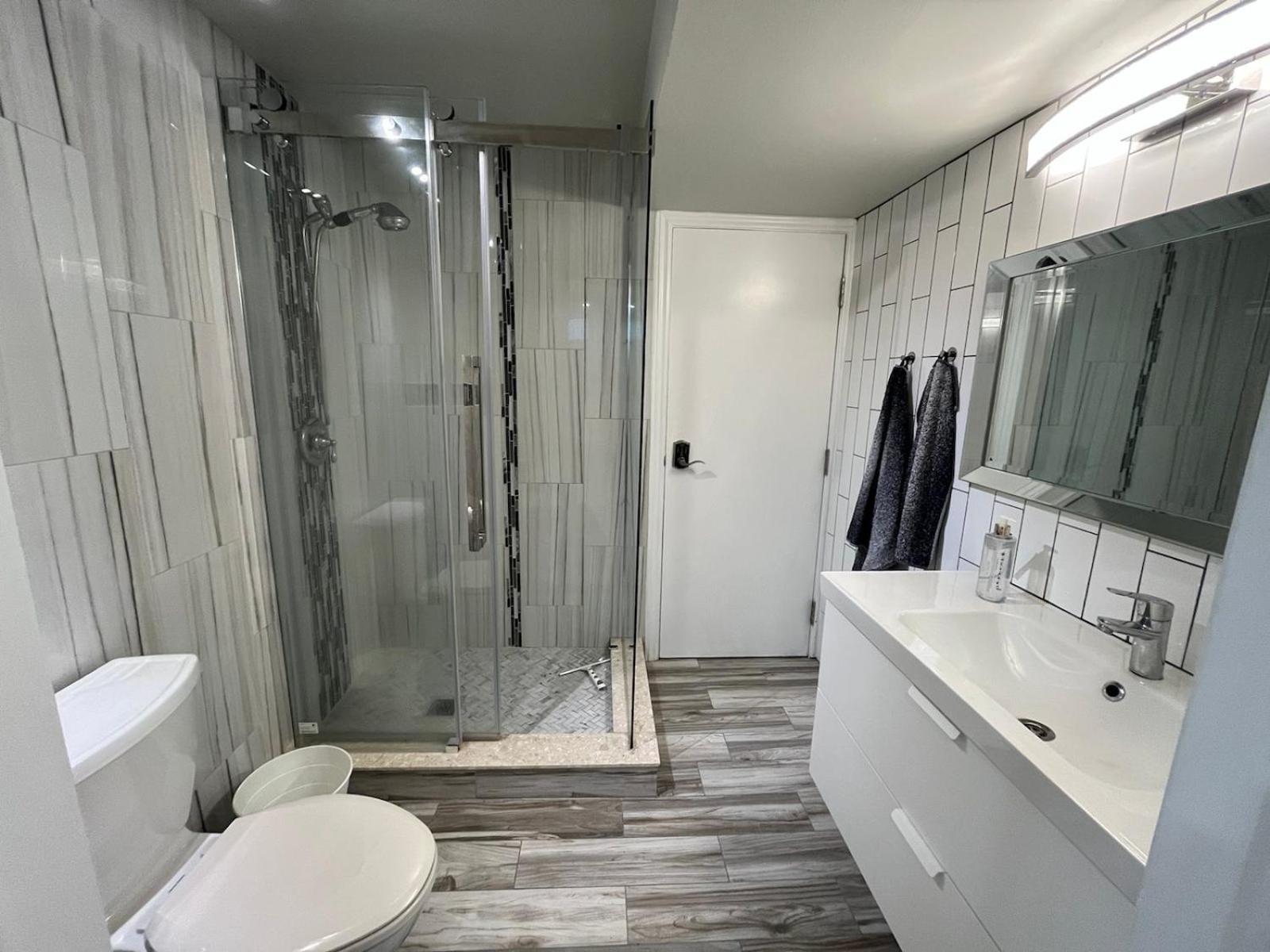 Modern Studio With Kitchenette And Bath Guelph Zewnętrze zdjęcie