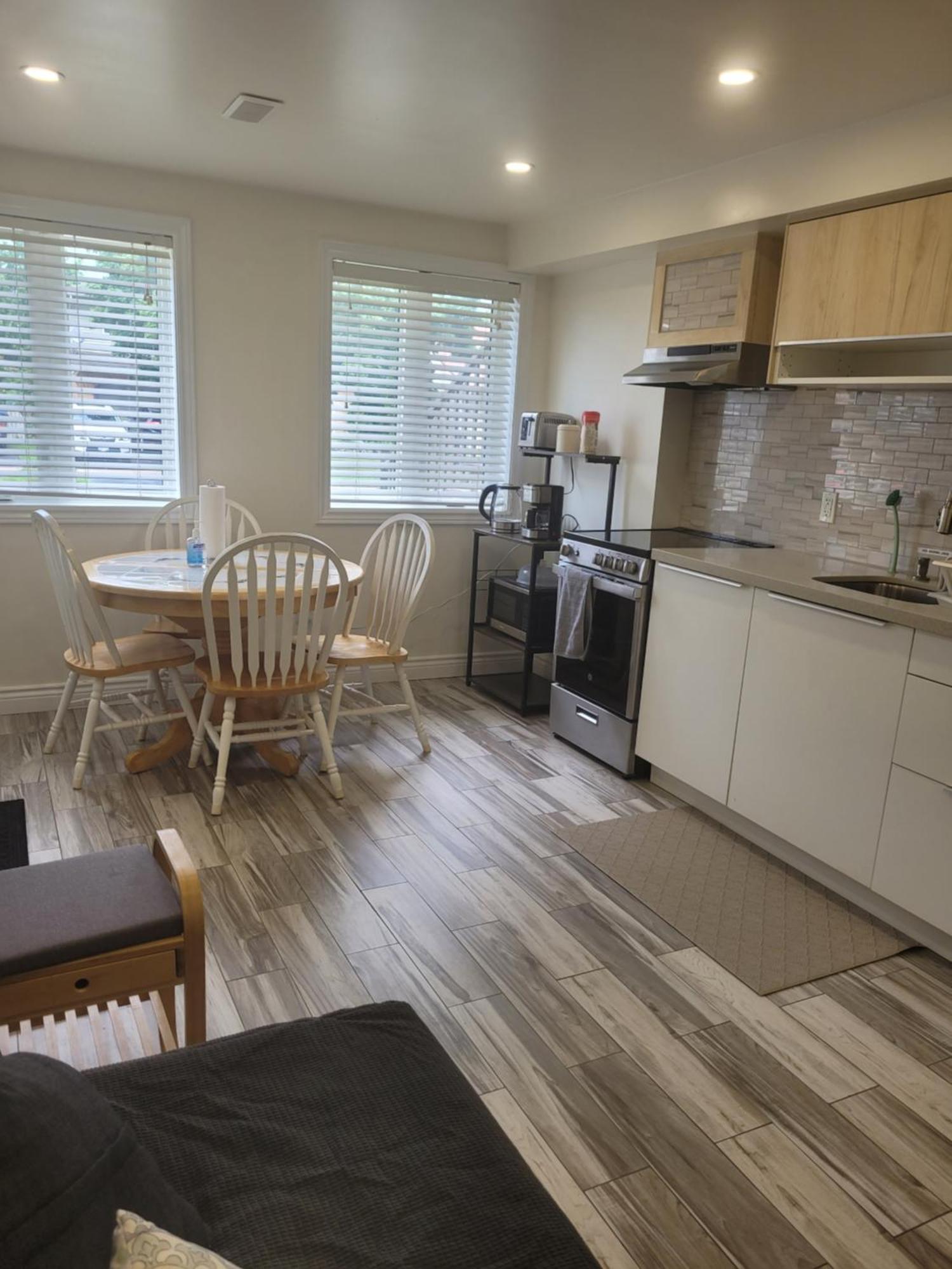 Modern Studio With Kitchenette And Bath Guelph Zewnętrze zdjęcie