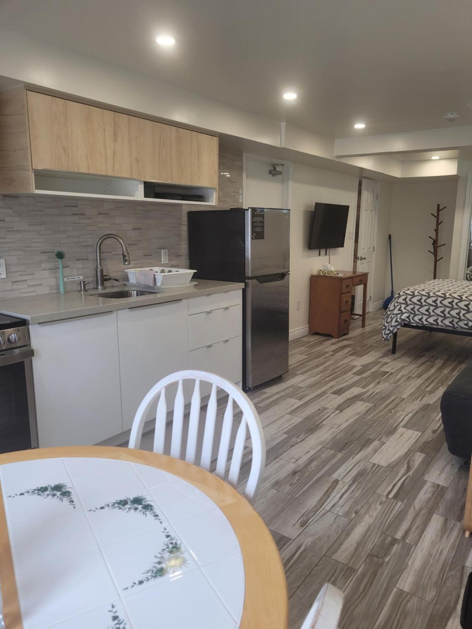 Modern Studio With Kitchenette And Bath Guelph Zewnętrze zdjęcie