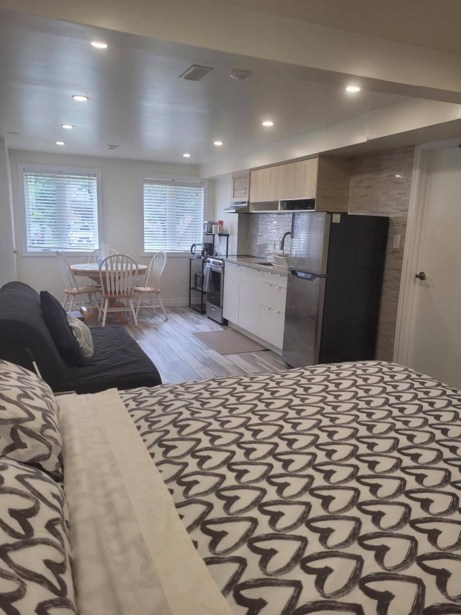 Modern Studio With Kitchenette And Bath Guelph Zewnętrze zdjęcie