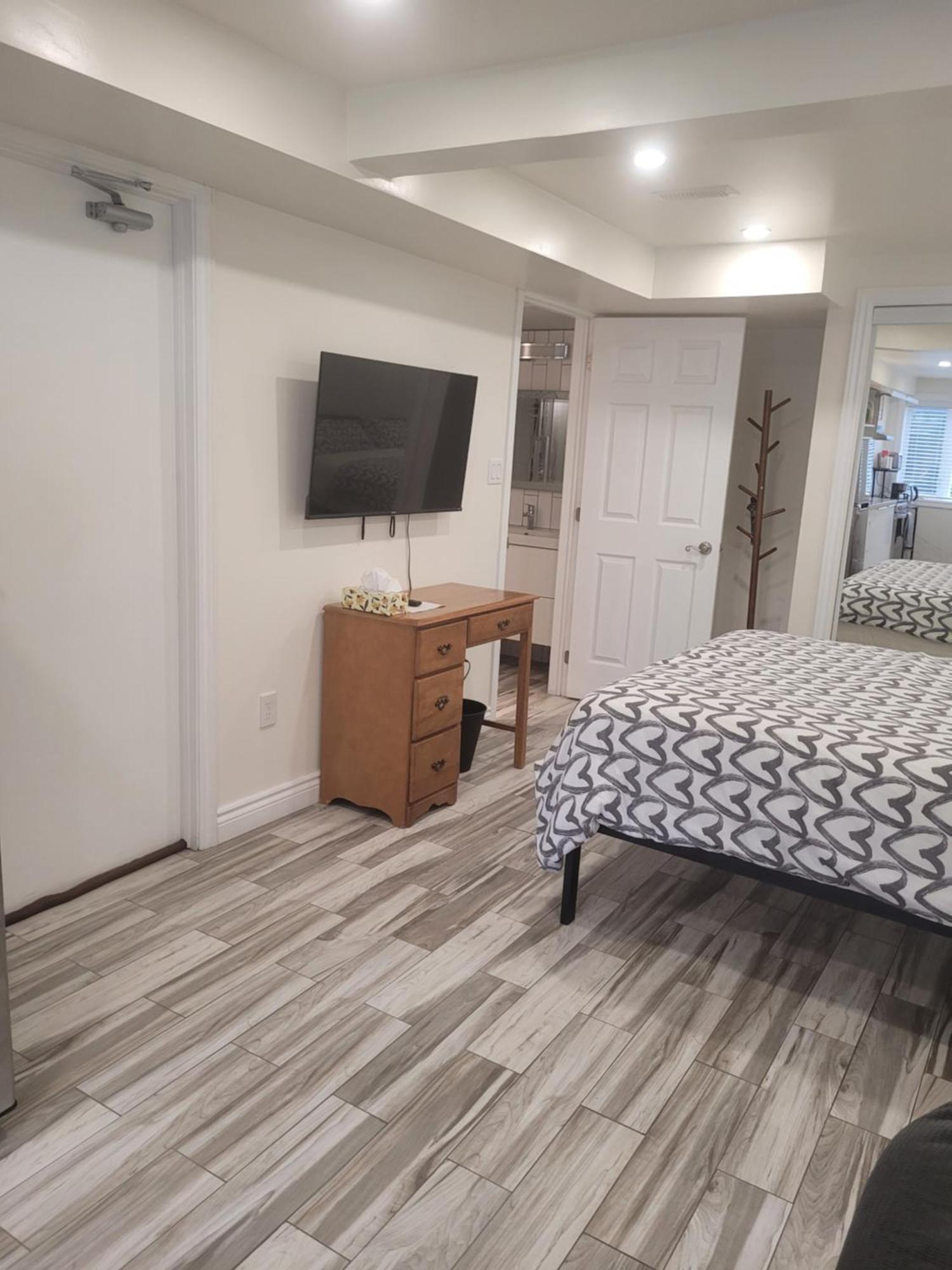 Modern Studio With Kitchenette And Bath Guelph Zewnętrze zdjęcie